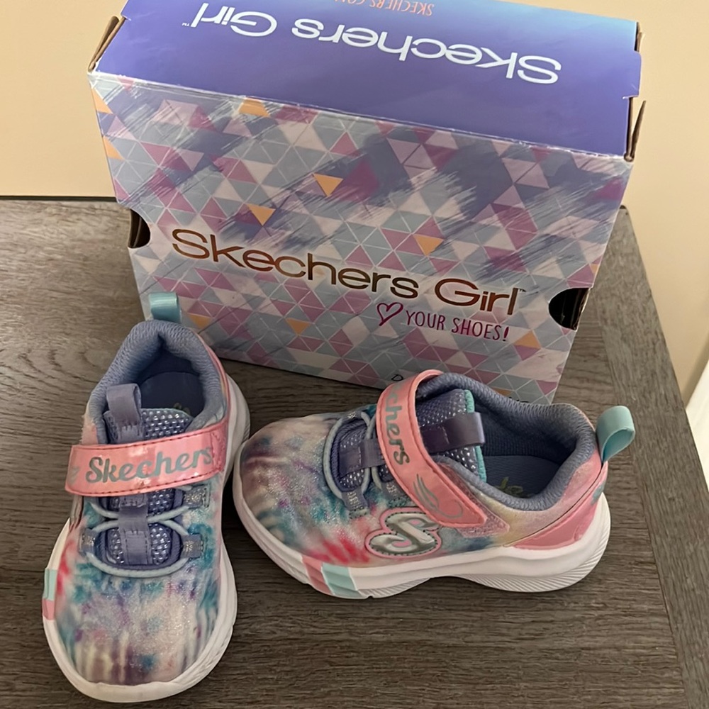 Size 5 Sketchers Girl sneakers